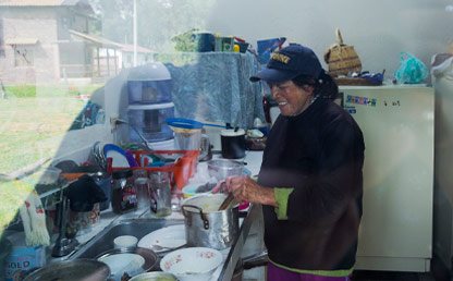 Mujer en la cocina, adelantando labores. 