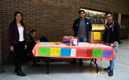 Estudiantes uniandinos durante evento por las víctimas. 