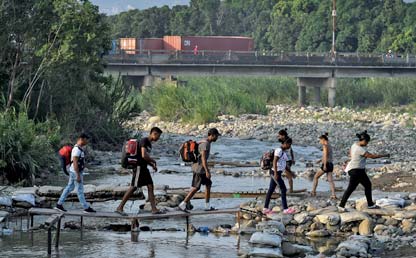 Foto de varios venezolanos cruzando la frontera con Colombia