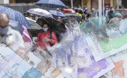 Larga fila de personas usando tapabocas a la entrada de un comercio, con collage de billetes colombianos