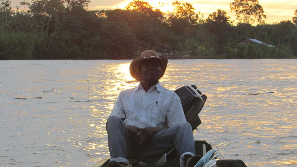 Campesino descansa en una canoa