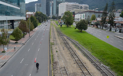 Vía de Bogota con bicicarril y vía ferrea 