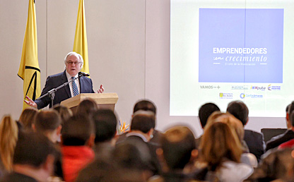 En auditorio de la Universidad de los Andes, Julián Domínguez, presidente de Confecámaras, se dirige a emprendedores.