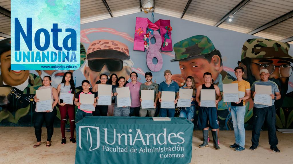 Retrato de excombatientes sostienen un diploma en la mano