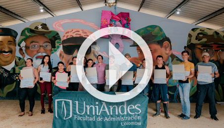 Retrato de excombatientes sostienen un diploma en la mano
