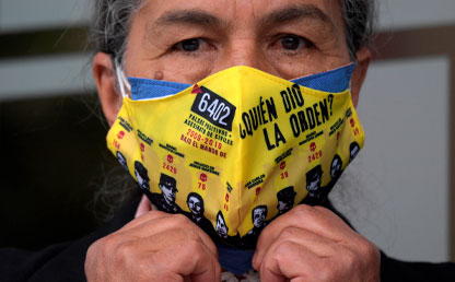 Primer plano de mujer con tapabocas amarillo. 