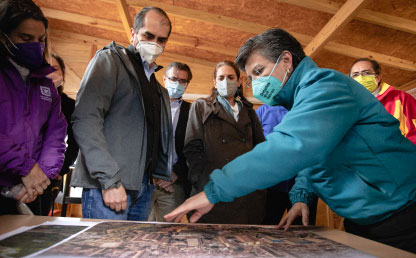 Foto de Maurux Suárez, Alejandro Gaviria y Claudia López.