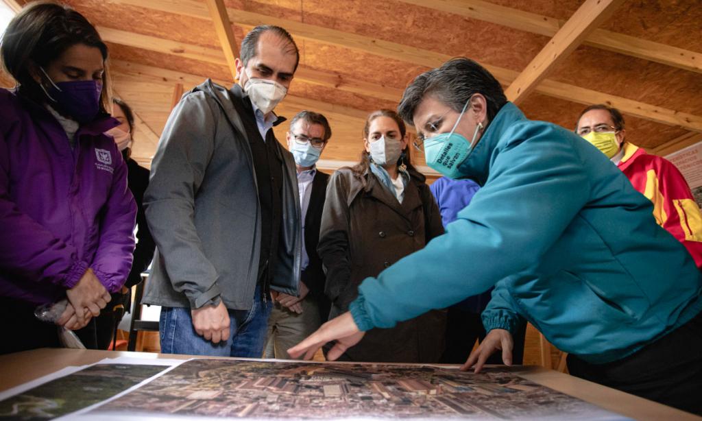 Foto de Maurux Suárez, Alejandro Gaviria y Claudia López.
