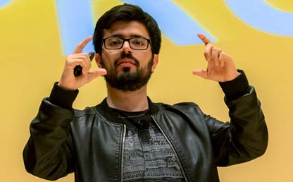 Un joven dicta una conferencia.