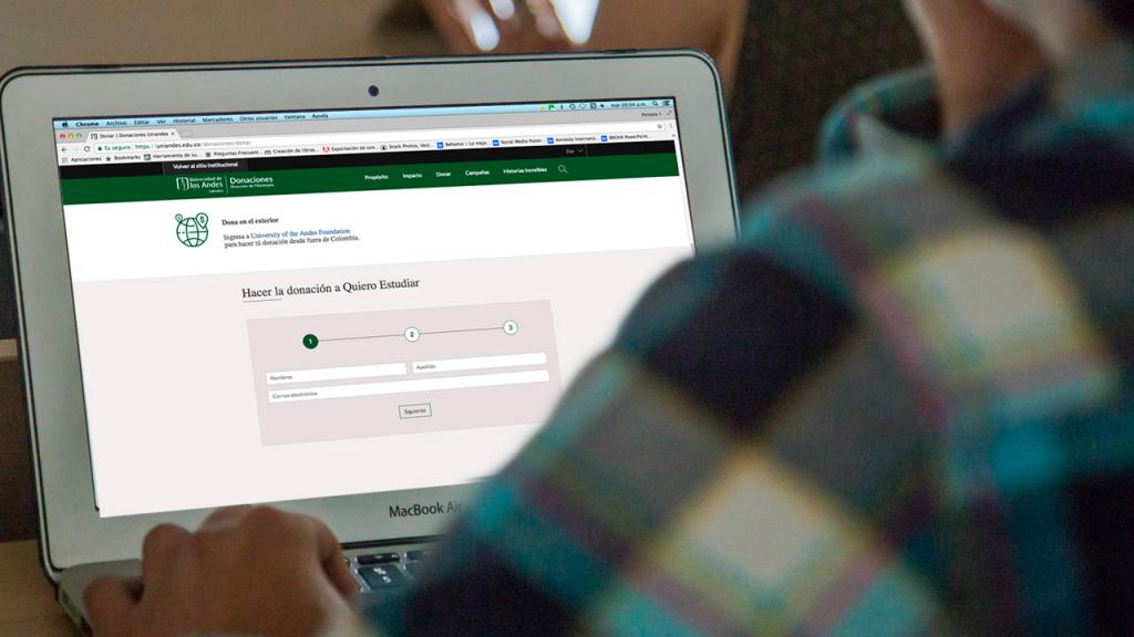 Usuario navegando web Donaciones Uniandes