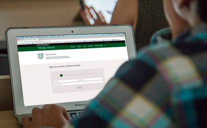 Usuario navegando web Donaciones Uniandes