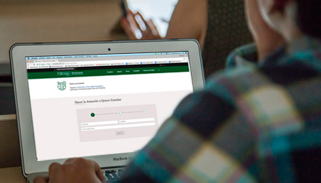 Usuario navegando web Donaciones Uniandes