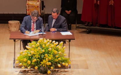 Imagen de Alejandro Gaviria firmando posesión como nuevo rector Universidad de los Andes