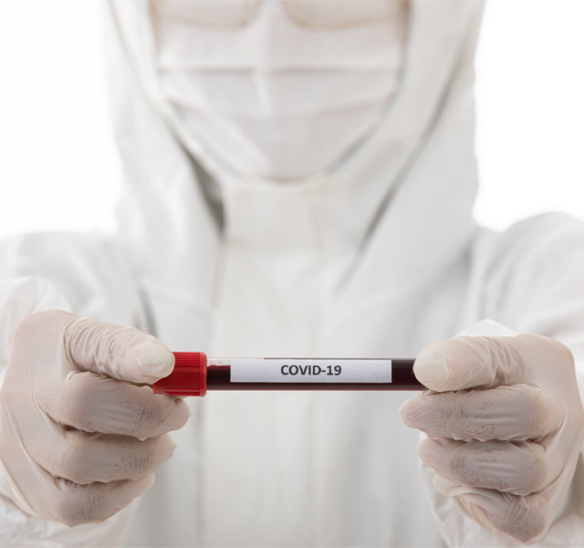 Foto de una muestra de sangre con la etiqueta COVID-19