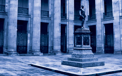 Imagen de una escultura dentro del Congreso de Colombia.