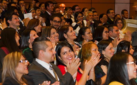 Grupo de personas aplaude durante ceremonia de gala 