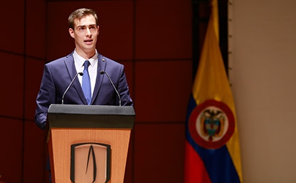 Alejandro Durán en atril durante ceremonia de grados