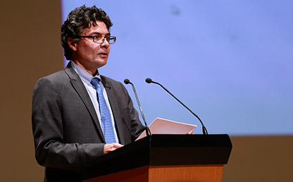 Ministro de Salud y Protección Social, Alejandro Gaviria frente a atril Uniandes