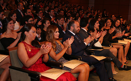 Graduandos aplauden durante la ceremonia de grados.