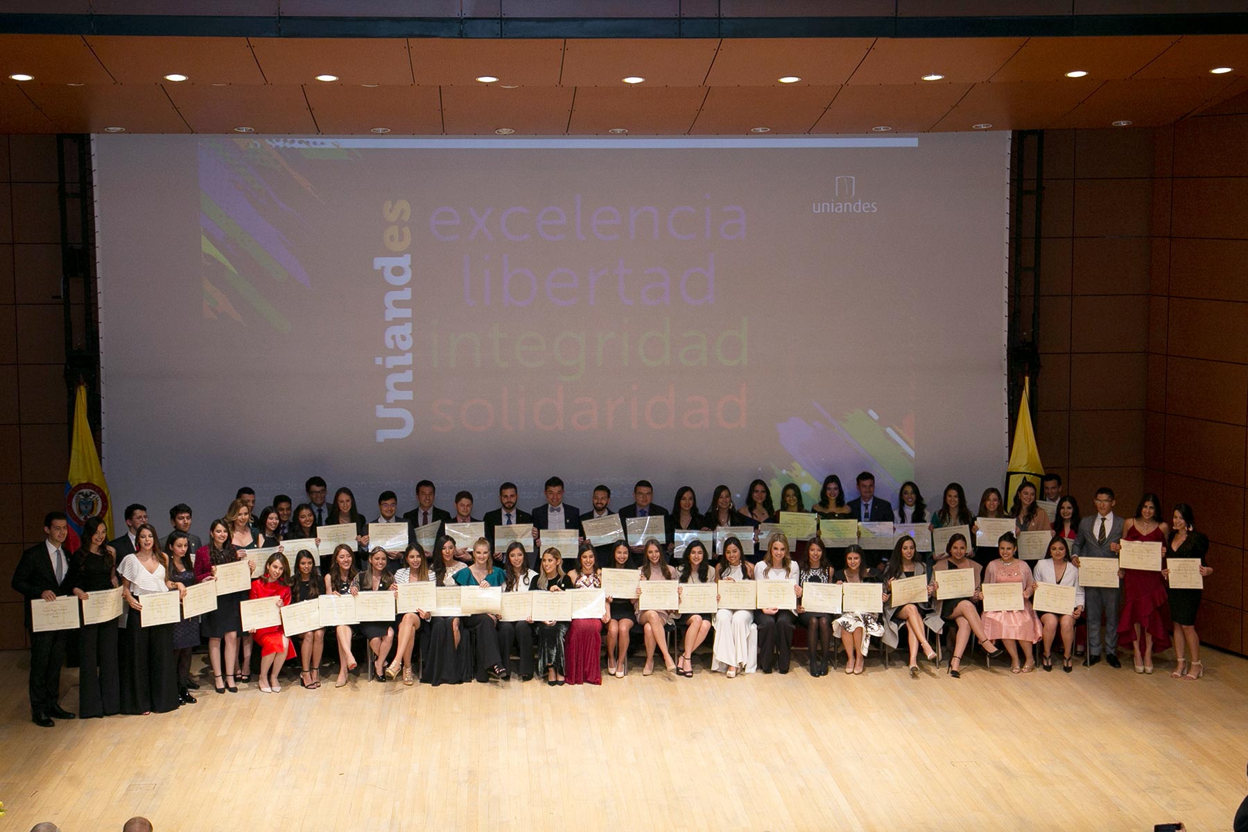 Imagen de los graduandos en ceremonia grados medicina 2019-1
