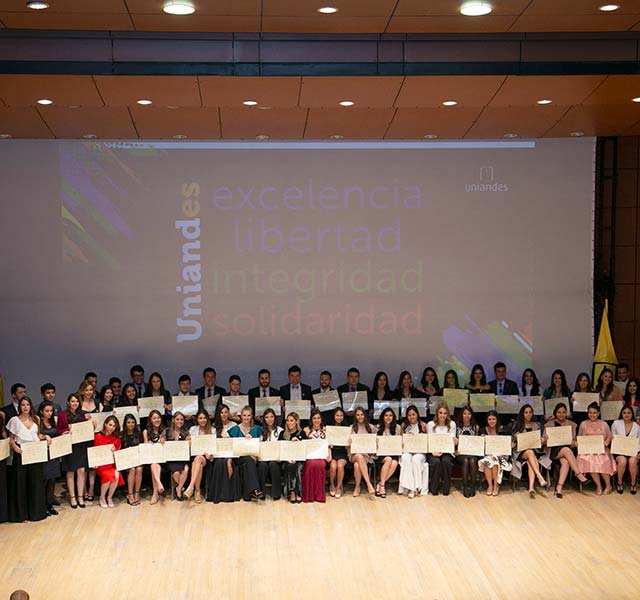 Imagen de los graduandos en ceremonia grados medicina 2019-1