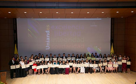 Imagen de los graduandos en ceremonia grados medicina 2019-1