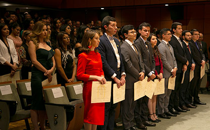 Graduandos de Uniandes escuchan interpretación musical