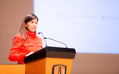  Ana Fernanda Maiguashca ofreciendo discurso Uniandes