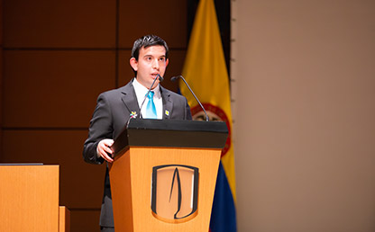 Jesús David Acosta Camacho ofreciendo discurso en grados Uniandes