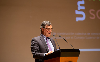 Vicerrector Académico de Uniandes, Carl Langebaek, frente a atril hablando 