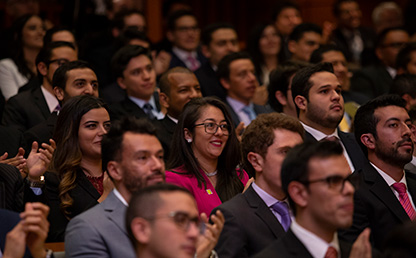 Foto de asistentes a ceremonia de grados