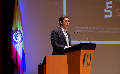 Graduando de Uniandes ofreciendo discurso en ceremonia de grados.