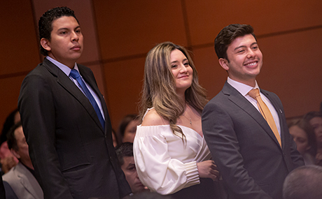 Graduandos esperan su turno para recibir el diploma de grado