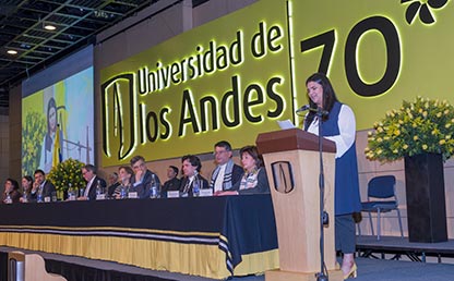 Maria Elena Vanegas Pérez, Graduanda del Departamento de Arquitectura de la Facultad de Arquitectura y Diseño ofrece discurso en Uniandes