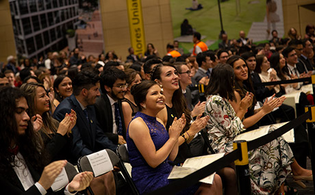 Graduandos aplauden durante ceremonia en Uniandes