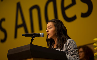 Graduanda de Uniandes, María Gabriela Vargas Parada, ofreciendo discurso de grado