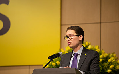 Graduando Juan Felipe Bonivento Martínez ofrece discurso de grado en tarima de Uniandes