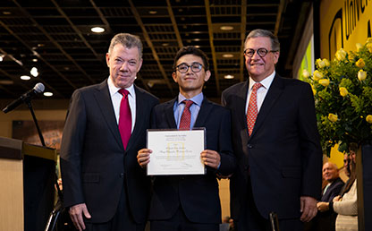 Foto de 3 hombres recibiendo un diploma 
