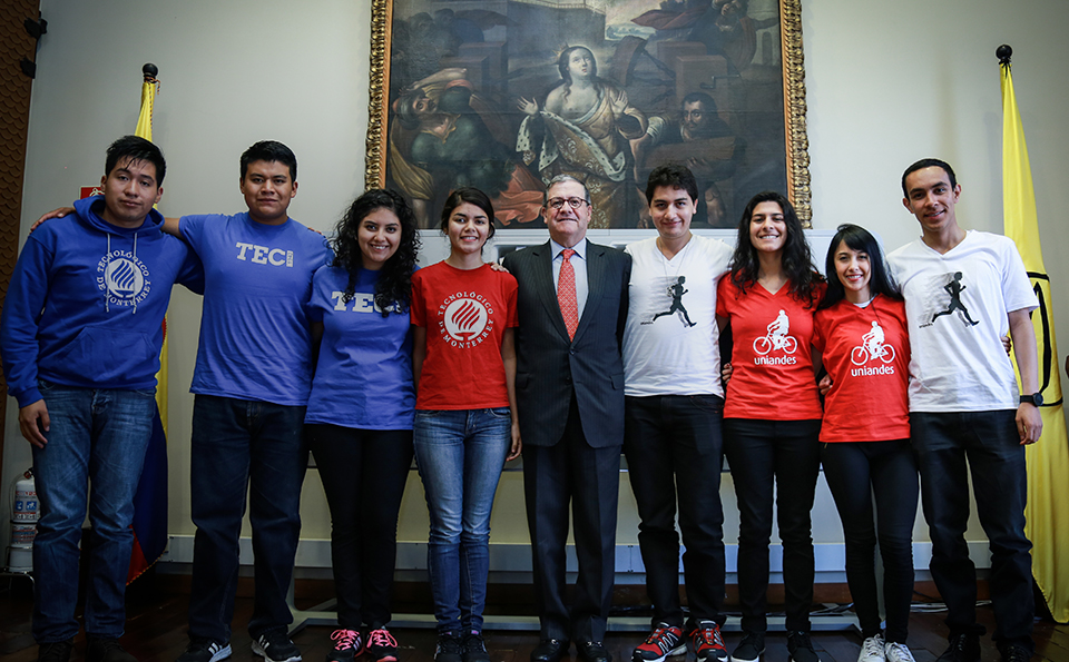 Rector Pablo Navas y estudiantes TEC Tecnologico Monterrey