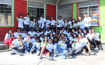 Jóvenes con camisetas blancas sonríen.