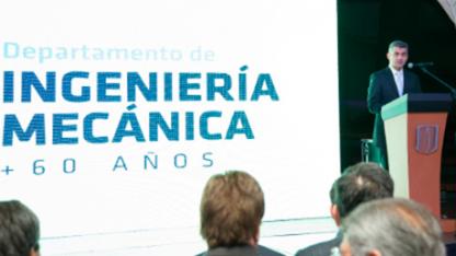 Un señor en un atril, dando un discurso