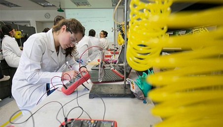 Investigadora en un laboratorio de la Universidad de los Andes