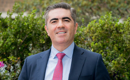 Retrato de un hombre de corbata sonriendo
