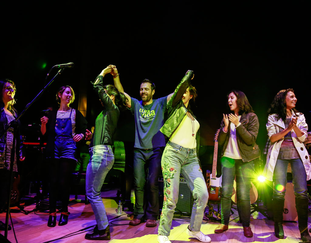 El público baila en el escenario 