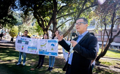 Foto de Luis Jorge Hernández con estudiantes en el campus de Los Andes