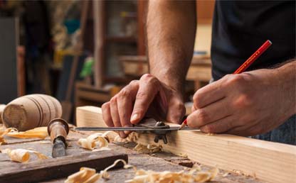 Imagen de hombre trabajando madera en un taller