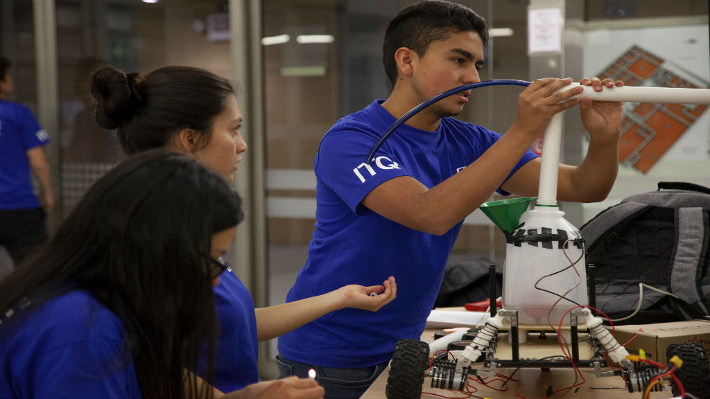 Jóvenes trabajan en un prototipo durante la Makeathon: Potato Challenge