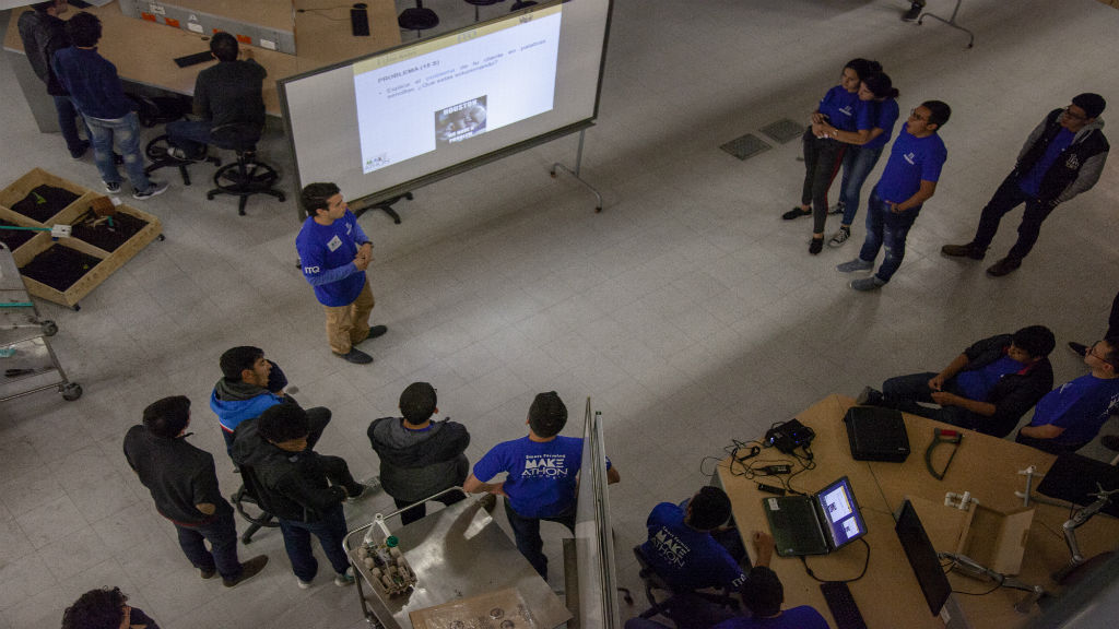 Personal de la organización de la Makeathon expone reglas del juego.