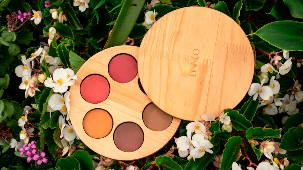 Paleta de sombras sobre hojas y flores.