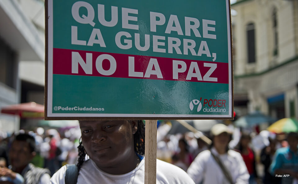 personas en una marcha por la paz